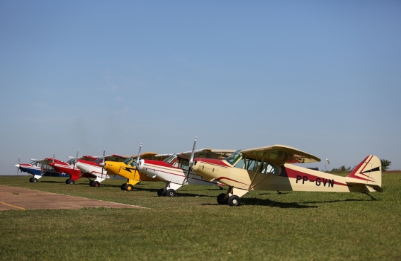 Algumas aeronaves da frota ACI 2013.jpg